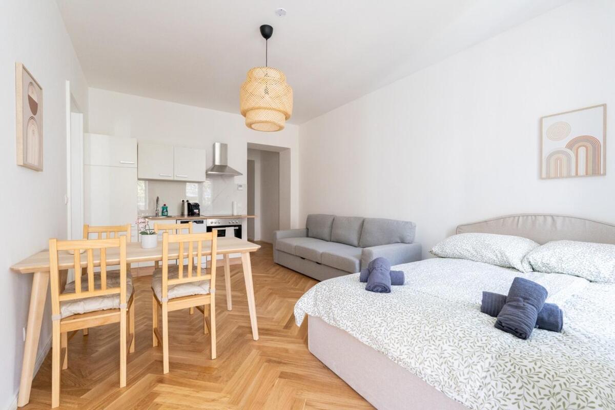 Premium With Balcony Apartment Wien